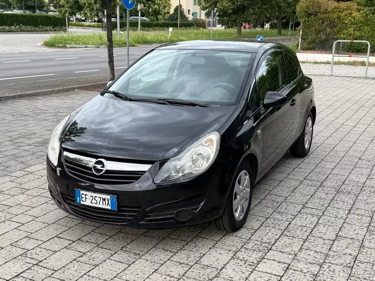 Usata Opel Corsa Cosmo 75 CV (55 kW) 2011 Utilitaria