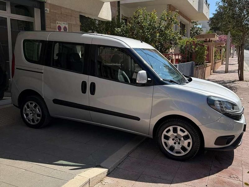 Usata Fiat Doblò Lounge 120 CV (88 kW) 2022 Argento Monovolume