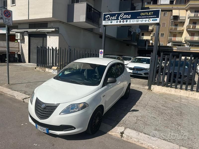 Usata Lancia Ypsilon Silver 69 CV (50 kW) 2016 Bianco Utilitaria