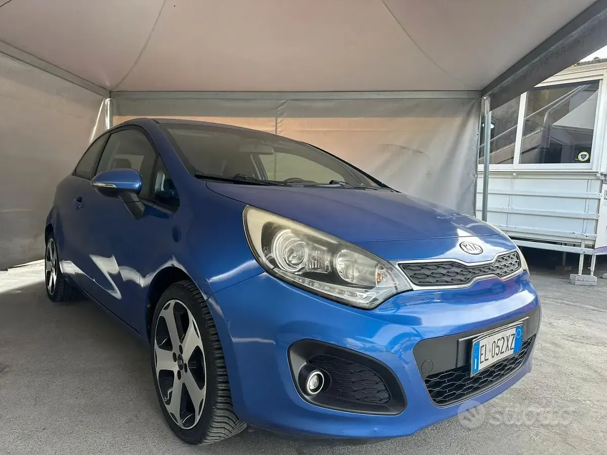 Usado Kia Rio EX 75 HP (55 kW) 2012 Azul Sedan