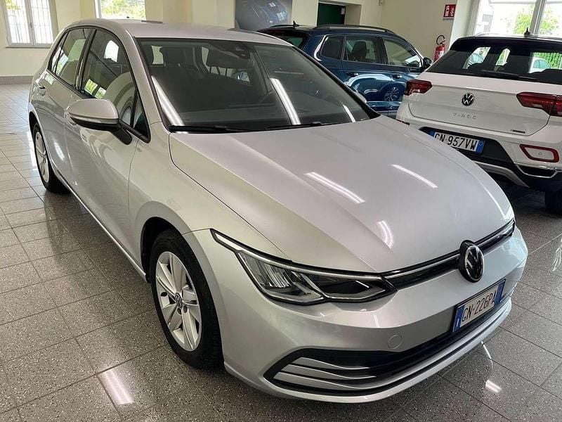 Usata VW Golf VIII Life 116 CV (85 kW) 2023 Argento Berlina