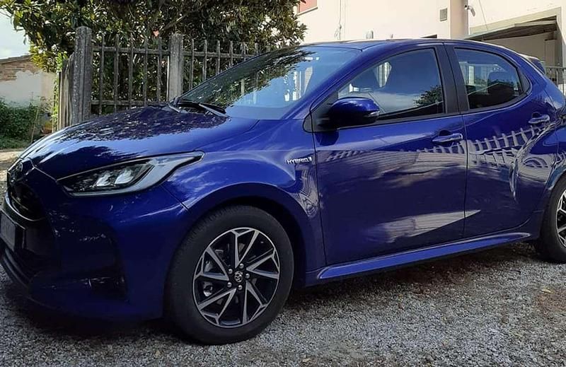 Usata Toyota Yaris Hybrid Trend 92 CV (67 kW) 2021 Blu/azzurro Berlina