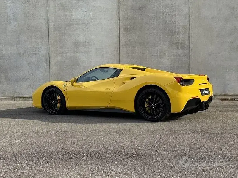 Usata Ferrari 488 669 CV (492 kW) 2019 Giallo Cabrio