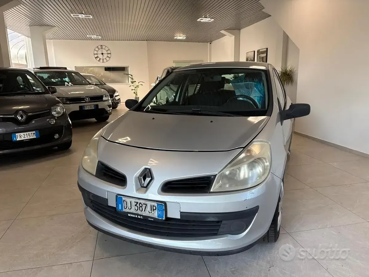 Usado Renault Clio II Dynamique 75 CV (55 kW) 2008 Gris Berlina
