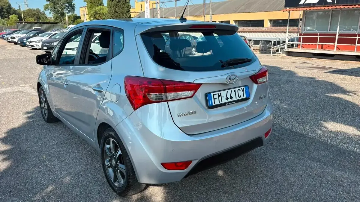 Usata Hyundai ix20 88 CV (64 kW) 2017 Argento Utilitaria