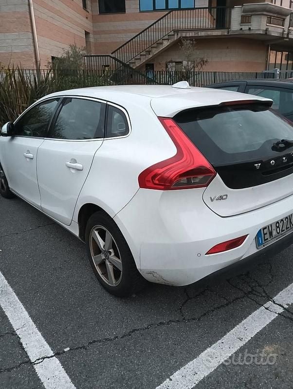 Usata Volvo V40 R-Design Momentum 114 CV (83 kW) 2015 Bianco Berlina