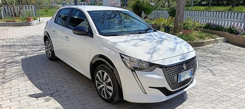 Usado Peugeot e-208 Active 100 kW (136 CV) 2023 Blanco Utilitario