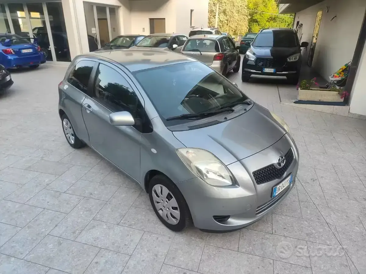 Usata Toyota Yaris Sol 69 CV (50 kW) 2008 Grigio Utilitaria
