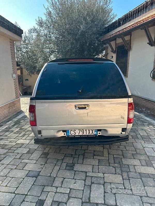Usata Isuzu Pick up 131 CV (96 kW) 2004 Grigio Pick-up