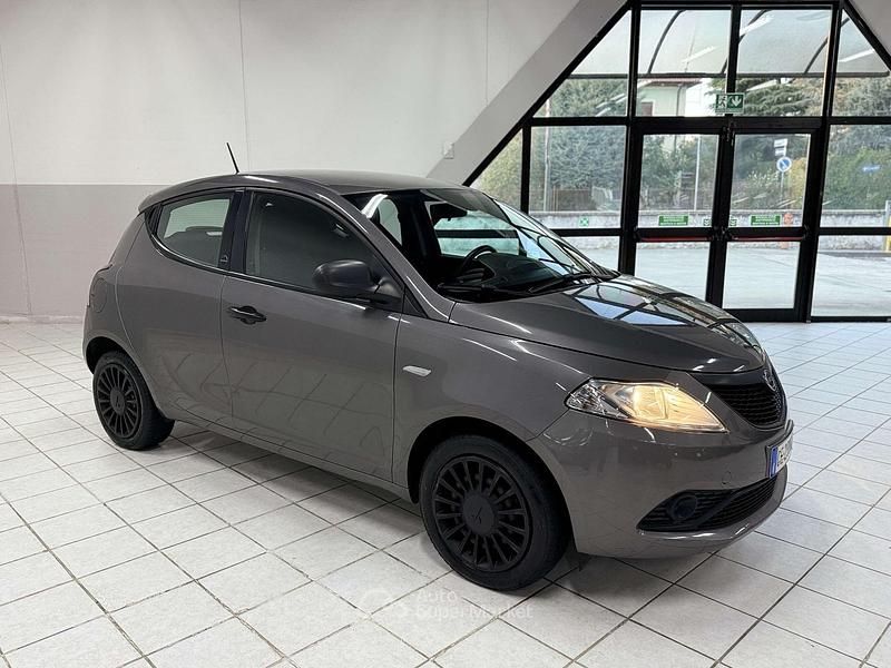 Usata Lancia Ypsilon Gold 69 CV (50 kW) 2021 Argento Utilitaria
