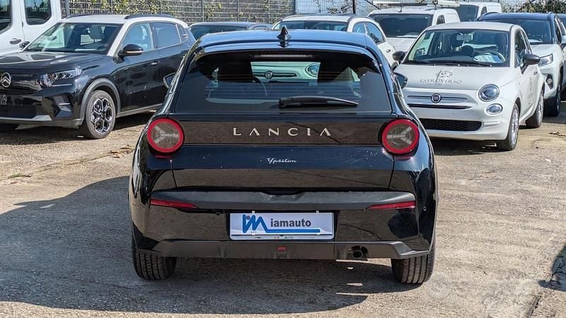 Usata Lancia Ypsilon 101 CV (74 kW) 2025 Nero Utilitaria