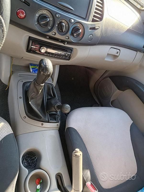 Usata Mitsubishi L200 136 CV (100 kW) 2005 Bianco Pick-up