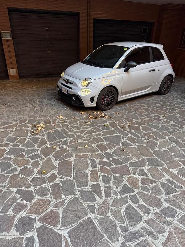 Usata Abarth 695 180 CV (132 kW) 2023 Bianco Utilitaria