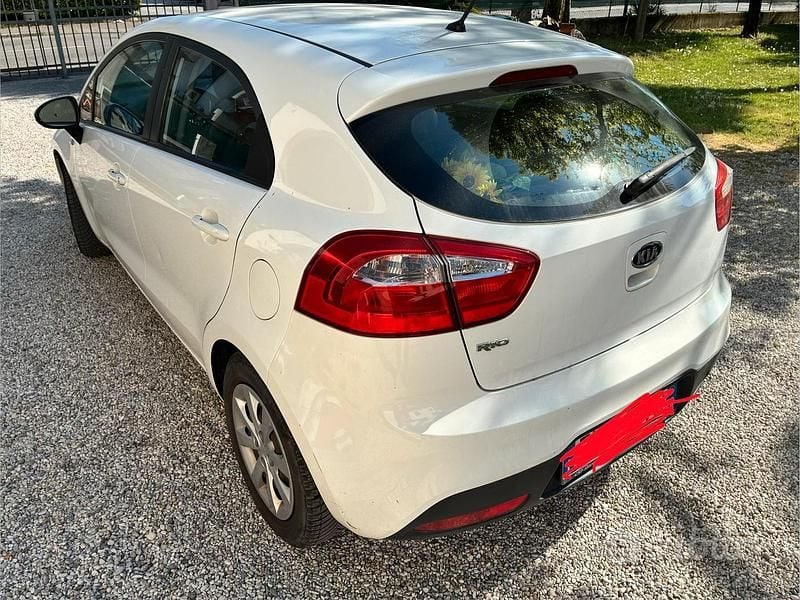 Usata Kia Rio 85 CV (62 kW) 2011 Bianco Berlina