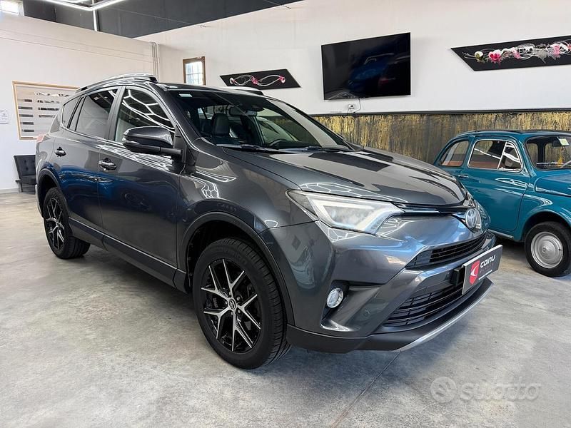 Usata Toyota RAV4 Lounge 143 CV (105 kW) 2017 Grigio SUV