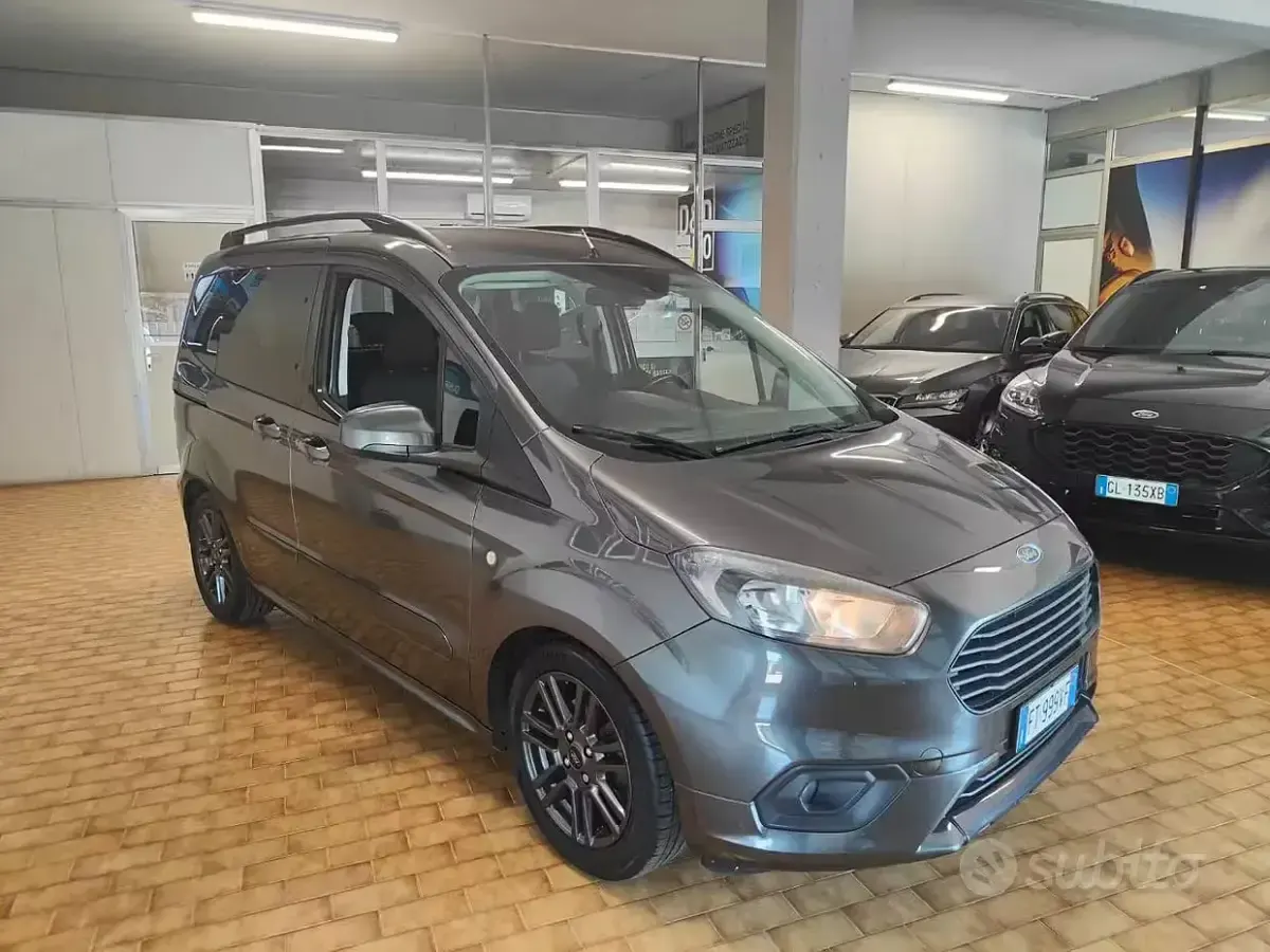 Usata Ford Tourneo Courier Sport 101 CV (74 kW) 2019 Grigio scuro Monovolume