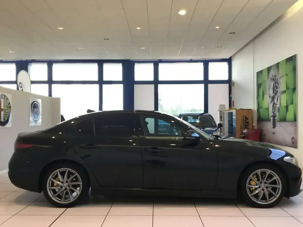 Usata Alfa Romeo Giulia Executive 160 CV (117 kW) 2020 Nero Berlina