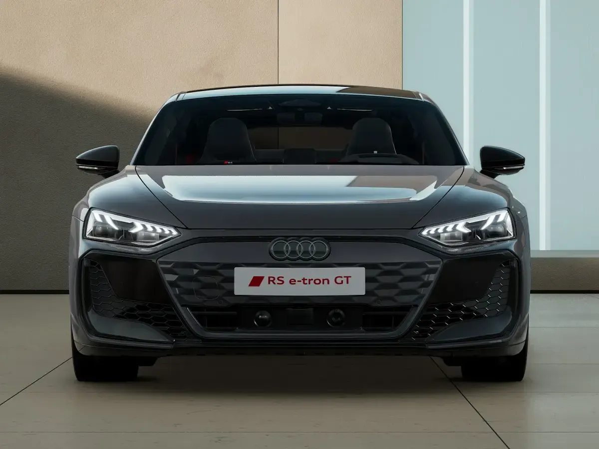 Nuova Audi RS e-tron GT Design 2026 Grigio nimbus effetto perla Berlina