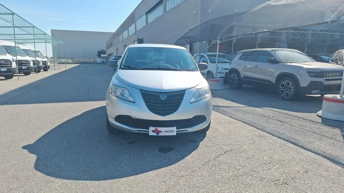 Usata Lancia Ypsilon 69 CV (50 kW) 2015 Argento Utilitaria