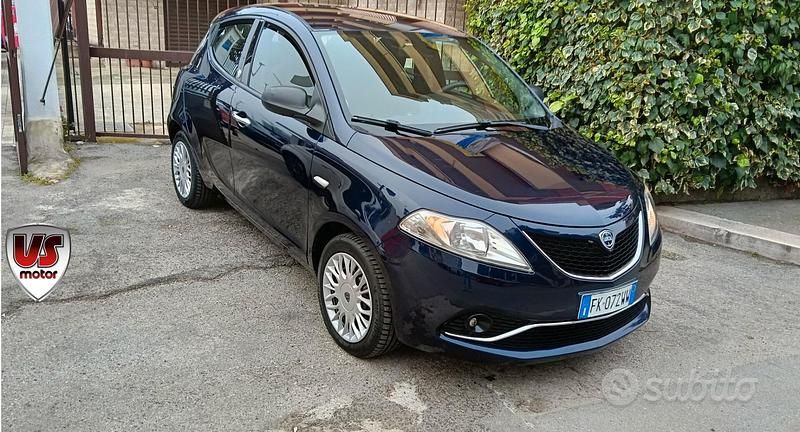 Usata Lancia Ypsilon Gold 69 CV (50 kW) 2017 Blu Utilitaria