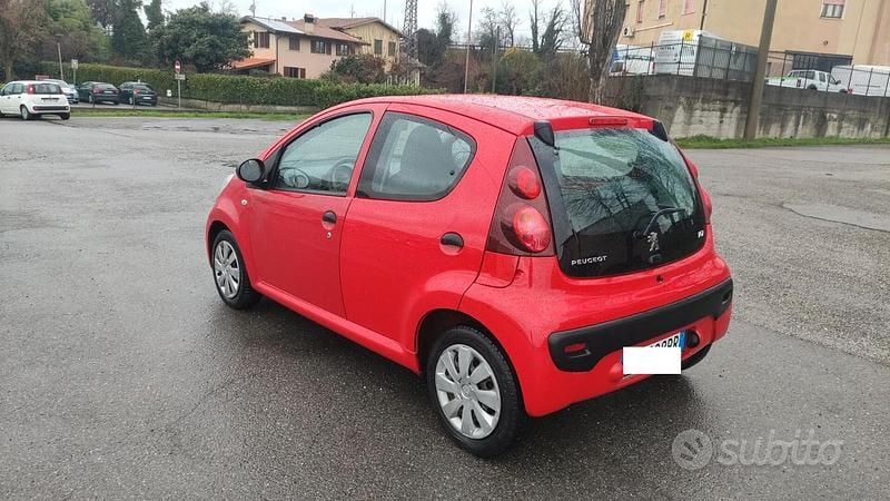 Usata Peugeot 107 Active 68 CV (50 kW) 2012 Rosso Utilitaria