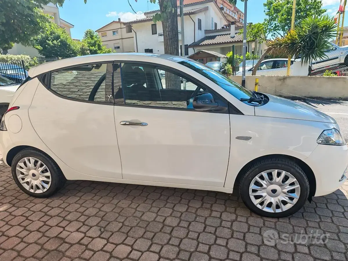 Usata Lancia Ypsilon 69 CV (50 kW) 2015 Bianco Utilitaria