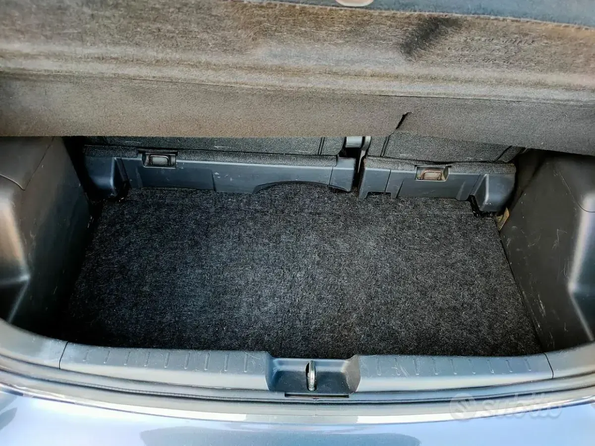 Usata Toyota Yaris Sol 90 CV (66 kW) 2011 Grigio Utilitaria