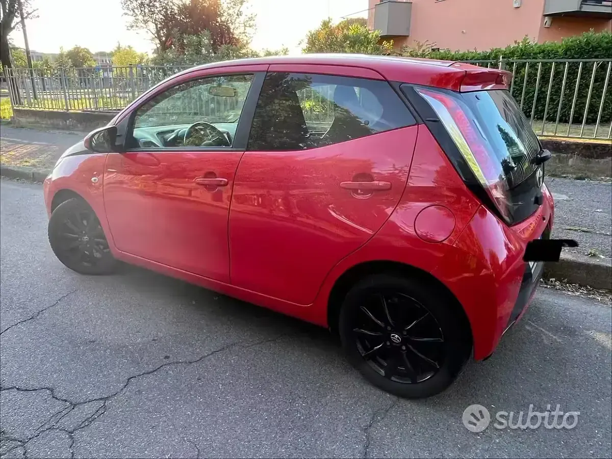 Usata Toyota Aygo 69 CV (50 kW) 2016 Nero Utilitaria