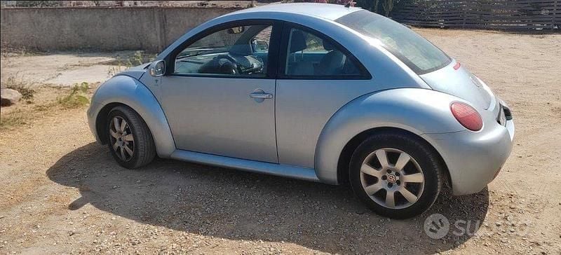 Usata VW New Beetle 105 CV (77 kW) 2004 Blu Utilitaria