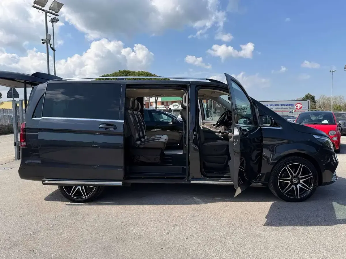 Usata Mercedes 300 Premium 237 CV (174 kW) 2023 Grgio scuro grafite Monovolume