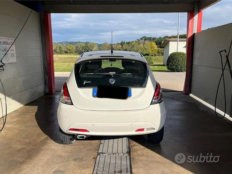 Usata Lancia Ypsilon Gold 95 CV (69 kW) 2017 Bianco Utilitaria