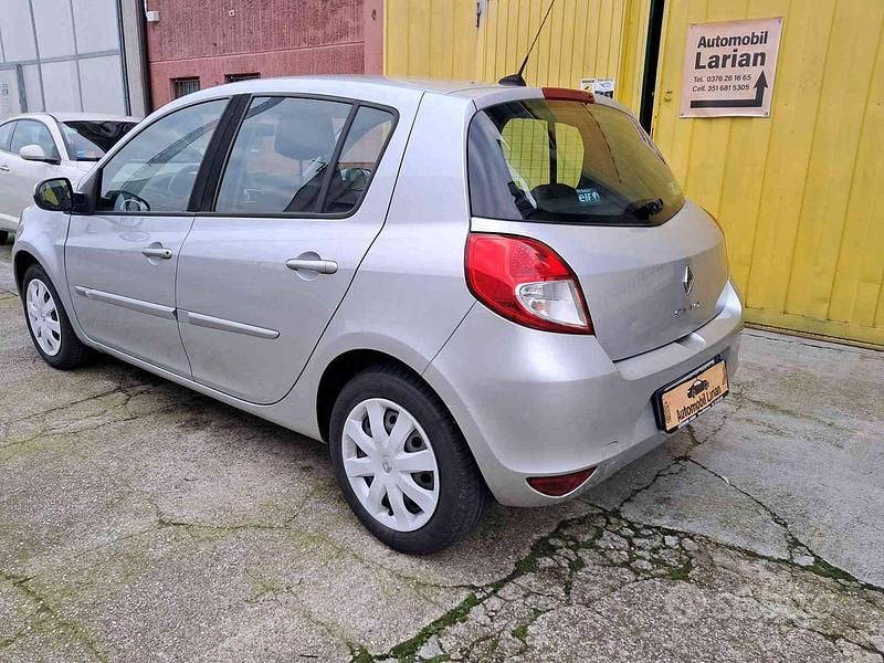 Usata Renault Clio II Dynamique 75 CV (55 kW) 2010 Grigio Berlina