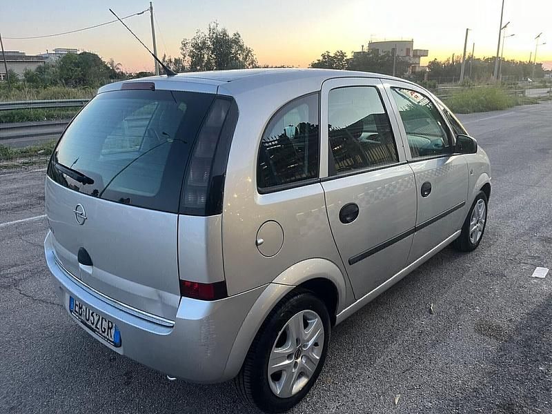 Usata Opel Meriva Club 89 CV (65 kW) 2010 Argento Monovolume