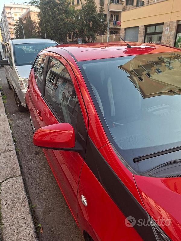 Usata Toyota Aygo Play 69 CV (50 kW) 2015 Rosso Utilitaria