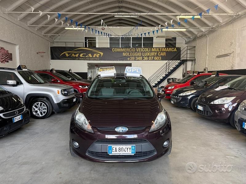 Usata Ford Fiesta Titanium 96 CV (70 kW) 2010 Rosso Utilitaria