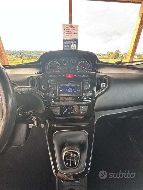 Usata Lancia Ypsilon 80 CV (58 kW) 2017 Blu Utilitaria