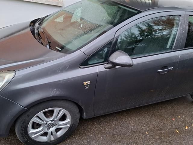 Usata Opel Corsa Edition 95 CV (69 kW) 2010 N.d. Berlina