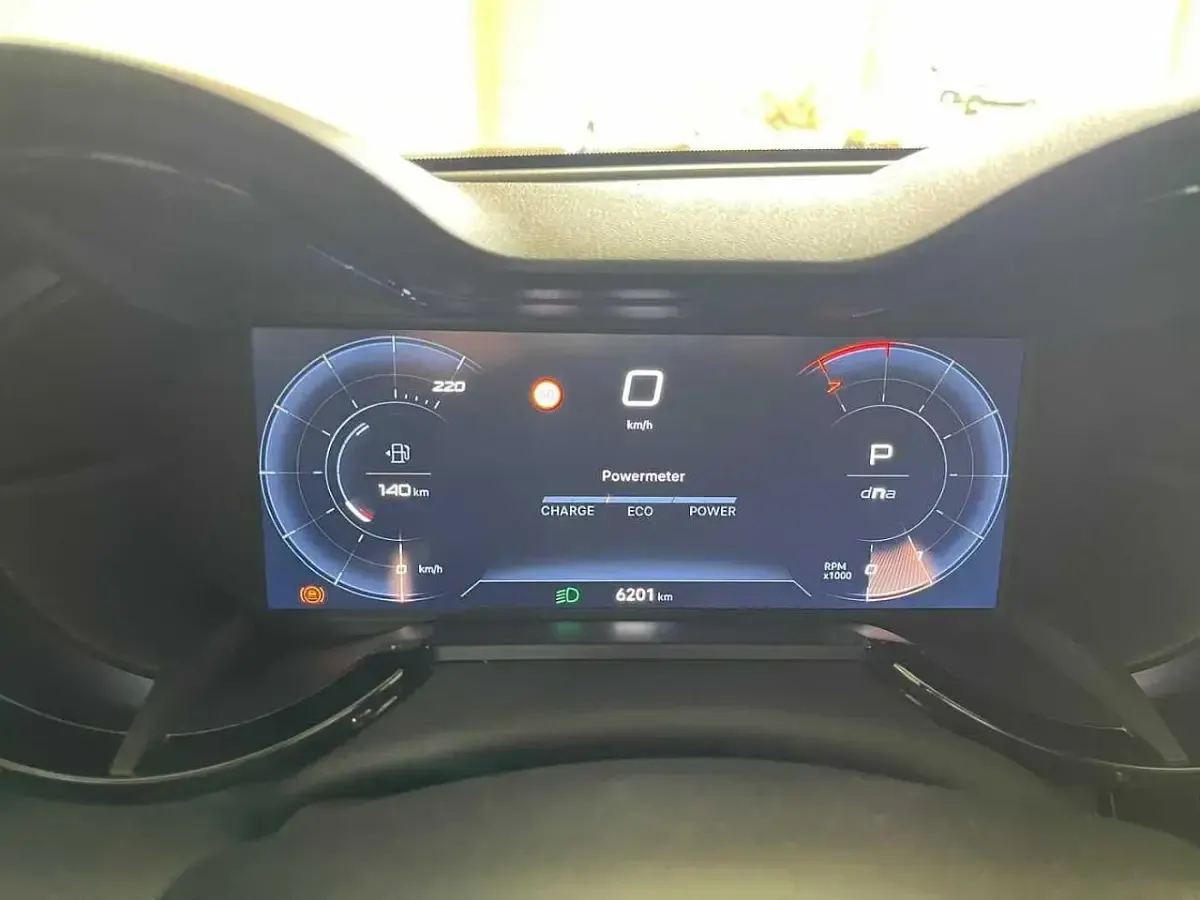 Käytetty Alfa Romeo Junior Edizione Speciale 136 HP (100 kW) 2024 Musta Katumaasturi