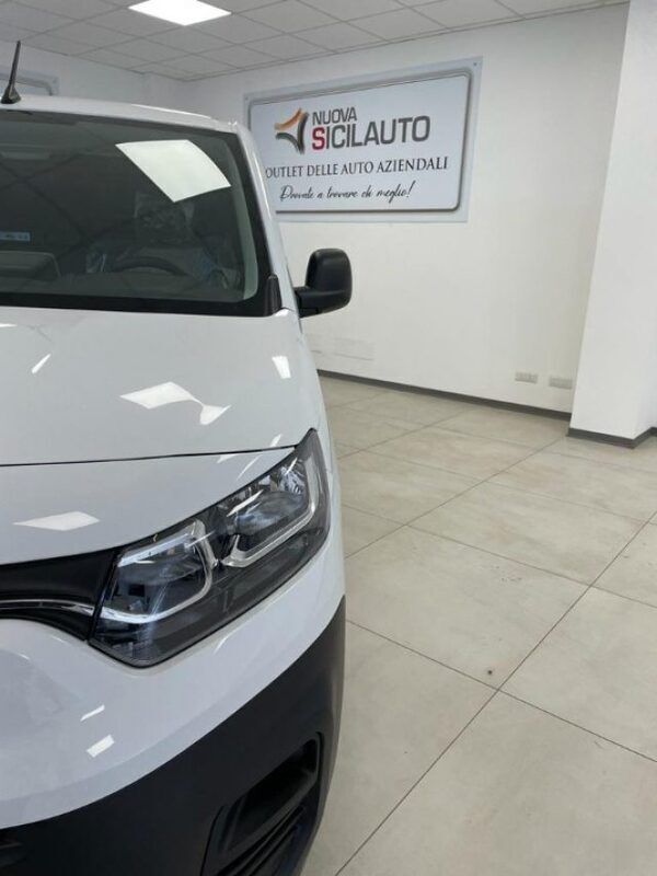 Usata Fiat Doblò 131 CV (96 kW) 2023 Bianco pastello Monovolume