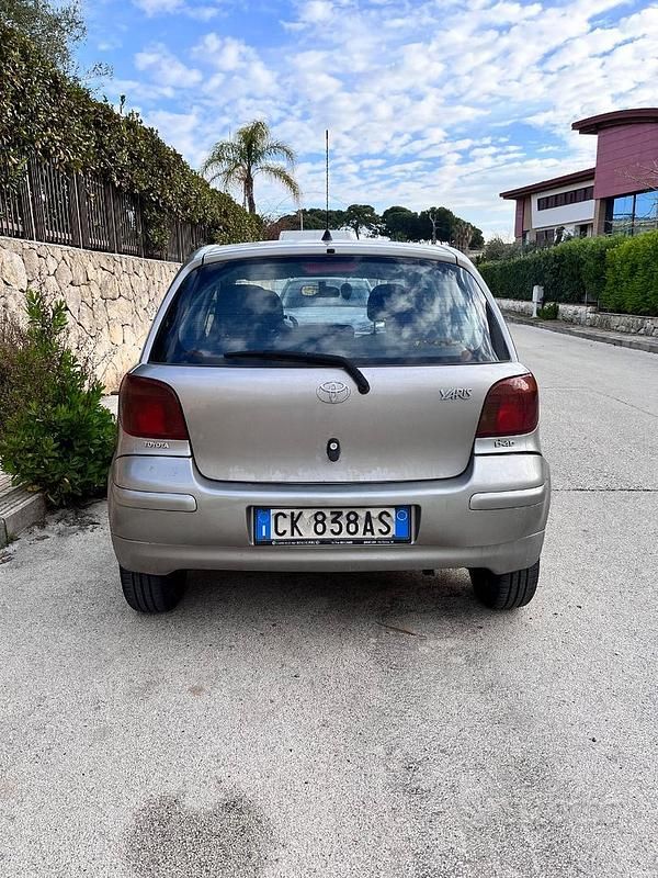 Usata Toyota Yaris 75 CV (55 kW) 2004 Grigio Berlina