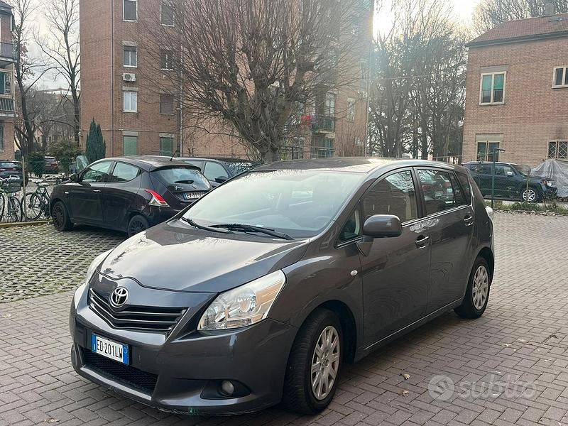 Usata Toyota Verso Sol 126 CV (92 kW) 2010 Grigio Monovolume