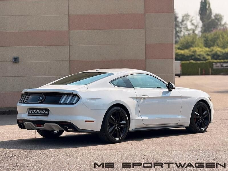 Usata Ford Mustang 317 CV (233 kW) 2016 Bianco Coupé