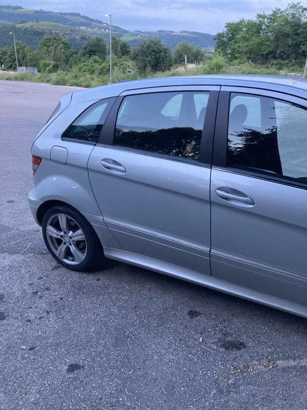 Usata 2010 Mercedes B200 Monovolume | 6000 € (Buon prezzo) - Immagine 1/4