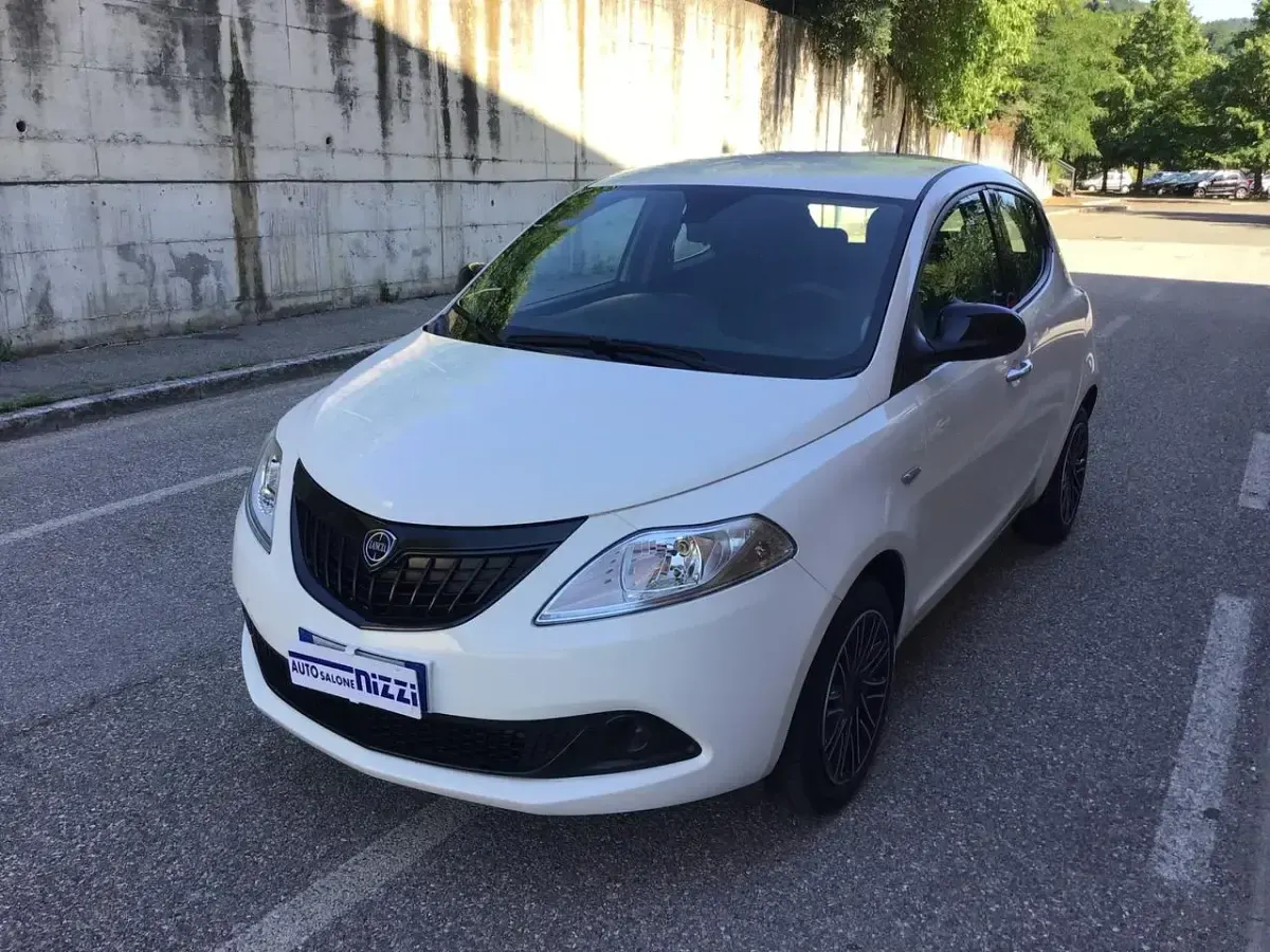 Usata Lancia Ypsilon Silver 69 CV (50 kW) 2024 Bianco Utilitaria