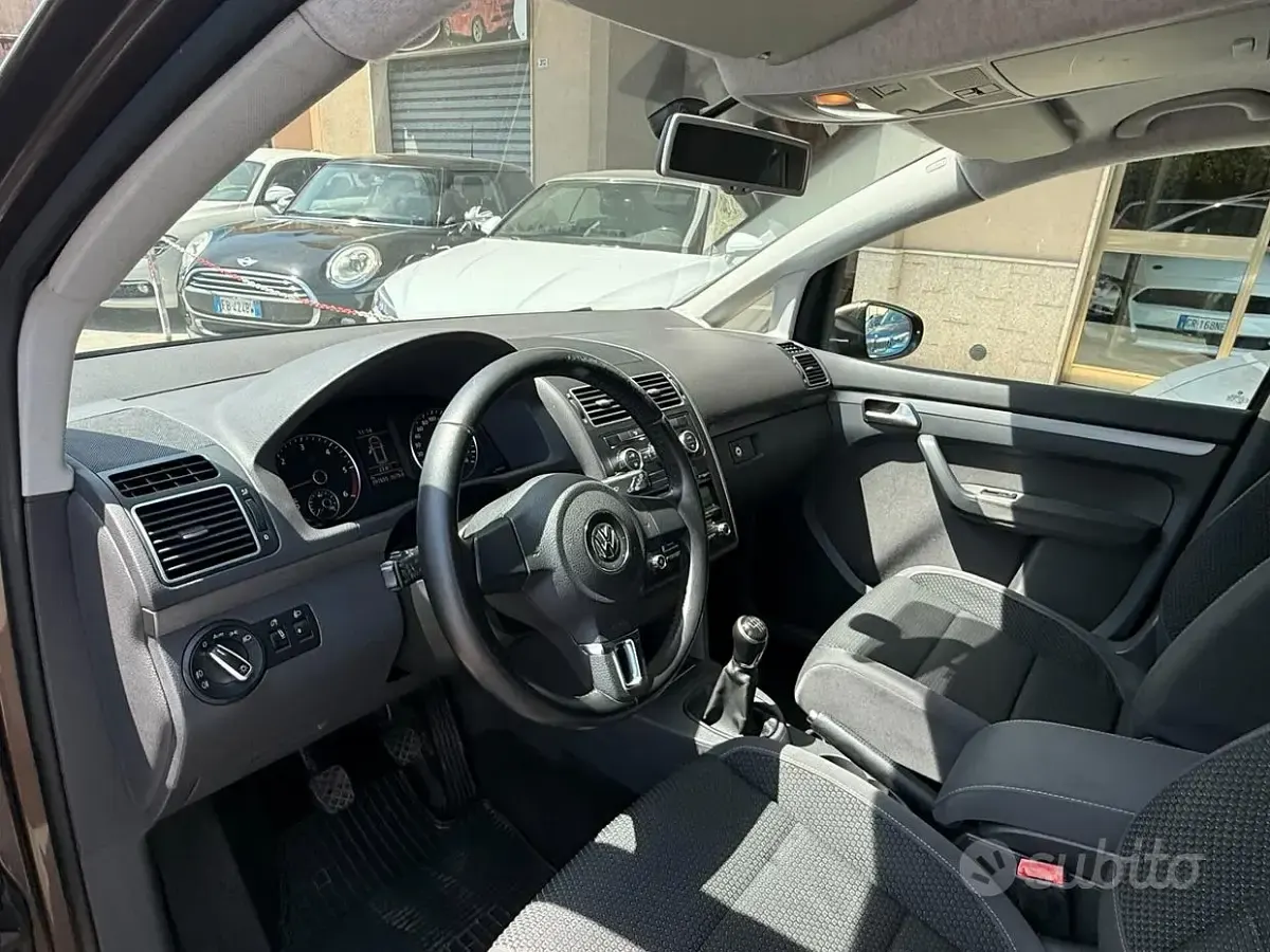 Usata VW Touran Comfortline 105 CV (77 kW) 2014 Marrone Monovolume