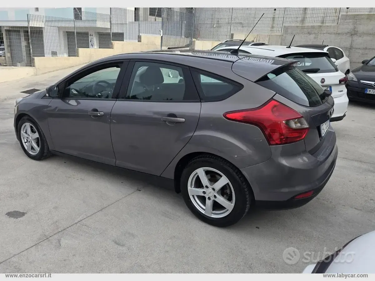 Käytetty Ford Focus Titanium 116 HP (85 kW) 2011 Harmaa Sedan