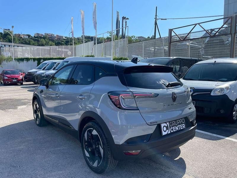 Usata Renault Captur Techno 143 CV (105 kW) 2024 Grigio aviation SUV