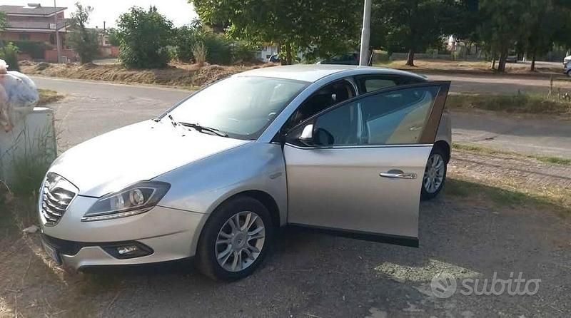 Usata Lancia Delta 120 CV (88 kW) 2011 Grigio Utilitaria