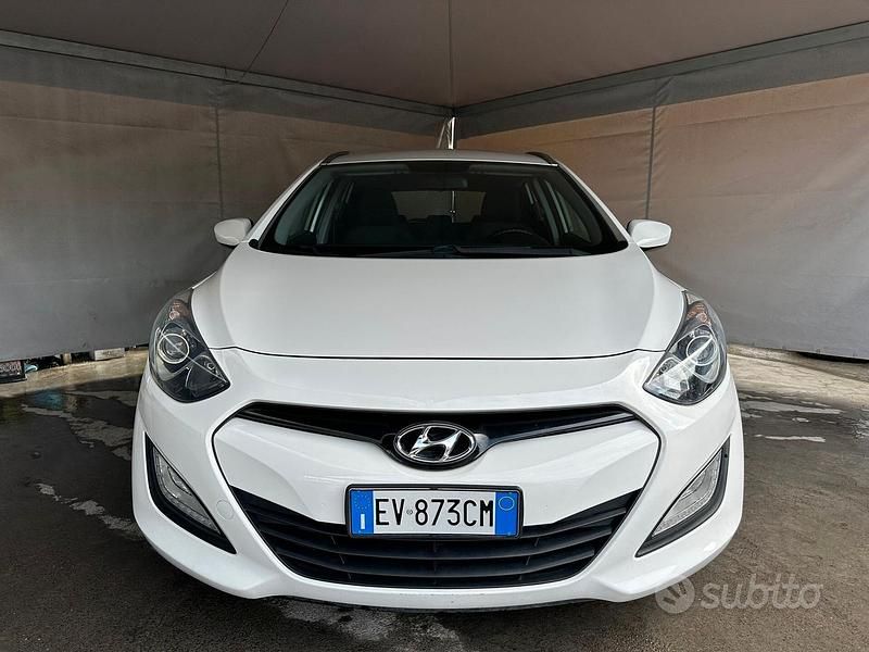 Begagnad Hyundai i30 GO! 110 HK (80 kW) 2014 Vit Sedan