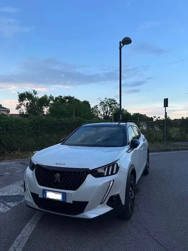 Usata Peugeot 2008 GT 131 CV (96 kW) 2021 Bianco SUV